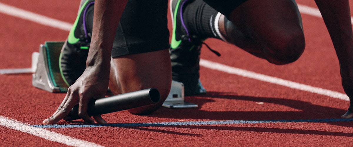 现代科技控制室内大屏显示多场体育赛事高清直播流